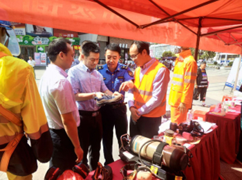 2019年 安全生产月宜昌市职业健康公益宣传路演.jpg